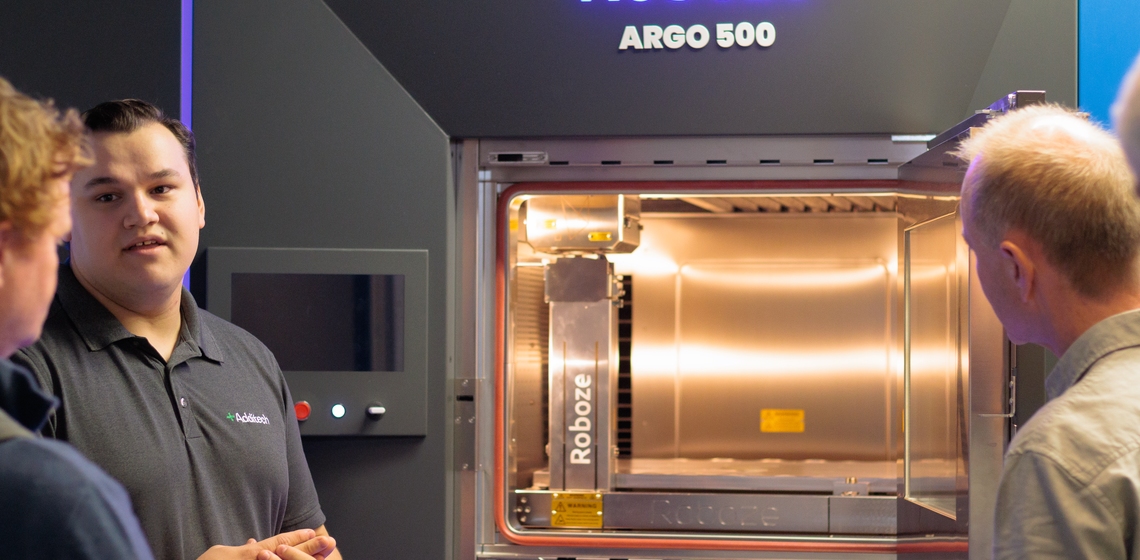 Marcus Moe Johansen demonstrerer en av Additech sine mange maskiner for 3D-printing, Roboze Argo 500