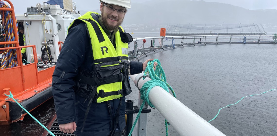 Kristian Kasin Nordlie på en merd der han setter ut W-sense-teknologien